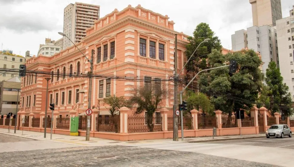 Imagem mostra o Instituto de Educação do Paraná, em Curitiba.