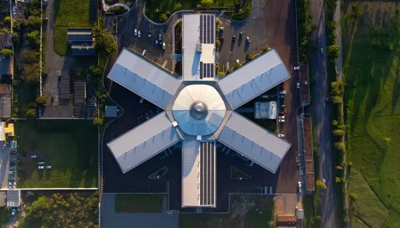 Homenagens e lembranças ganham novos significados no Cemitério Vertical de Curitiba, que une sustentabilidade, tecnologia e empatia no cuidado com as famílias