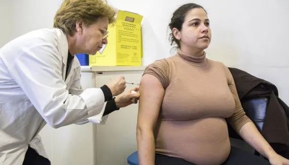 Curitiba inicia vacinação gratuita contra VSR para gestantes a partir de 28 semanas