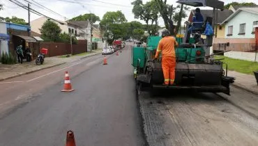 Rua intensa e movimentada de bairro de Curitiba passa por obra até este sábado