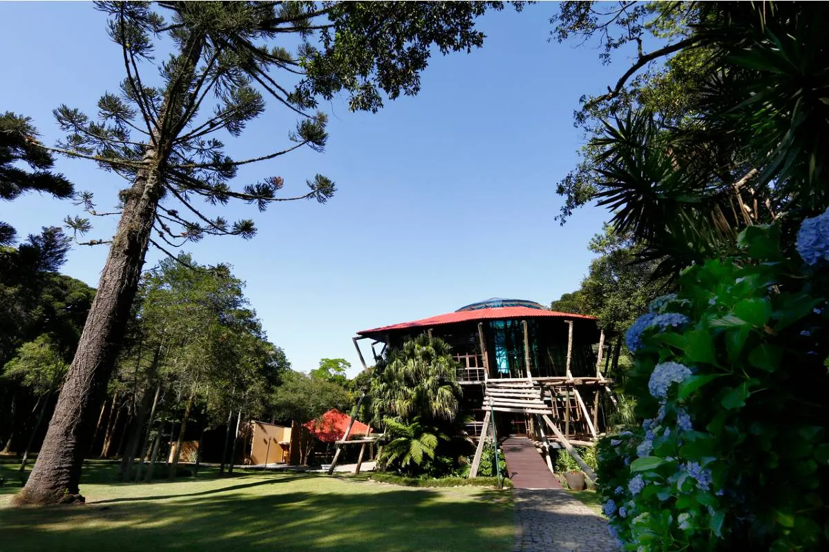 A área também é conhecida por abrigar o antigo "Chapéu do Pensador", gabinete do Governo do Estado que era considerado um dos preferidos do ex-governador Jaime Lerner.