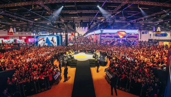 Mãe e filha de Curitiba vivem momento especial em painel de Percy Jackson na CCXP25