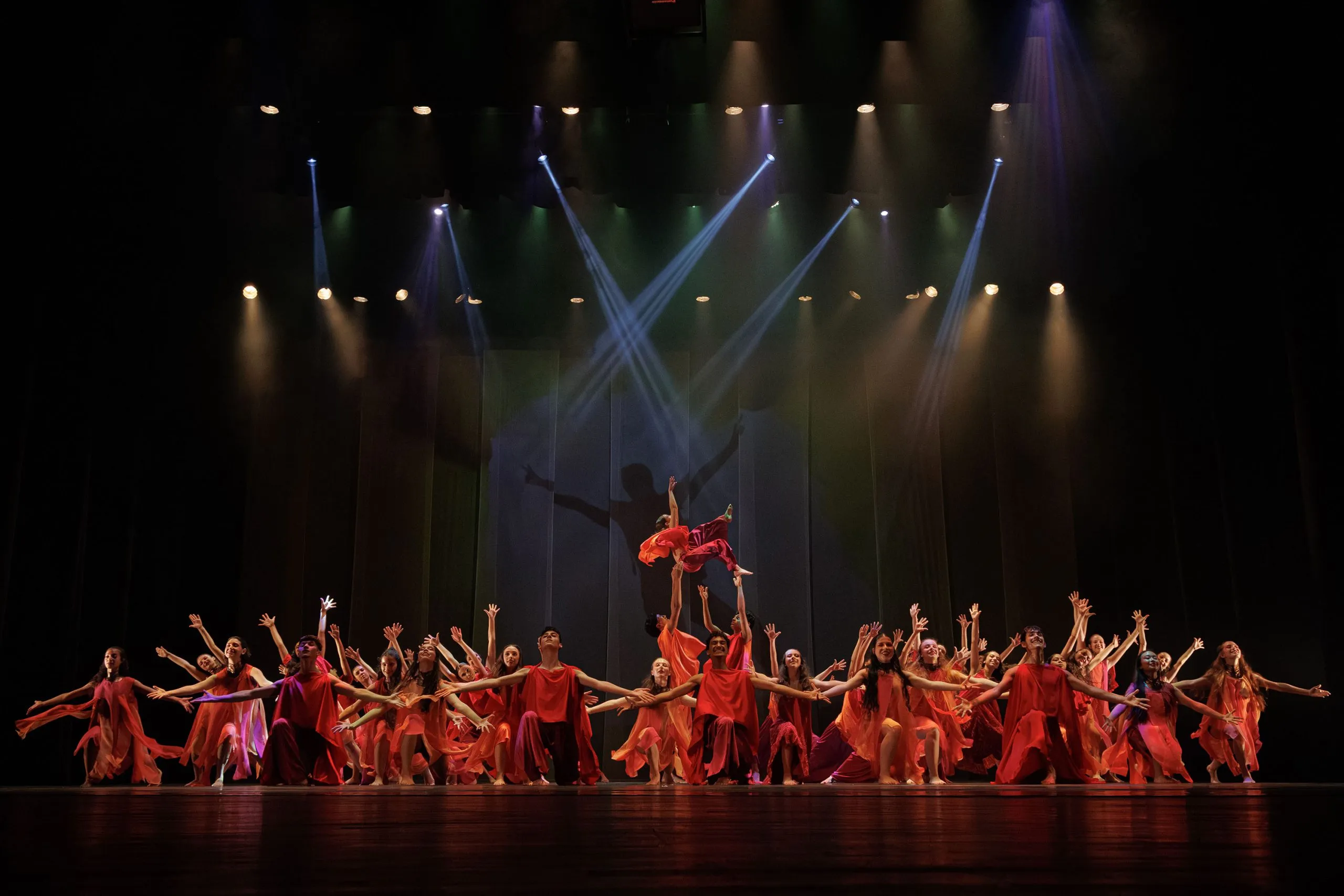 Escola de Dança Teatro Guaíra celebra formatura de alunas em espetáculo