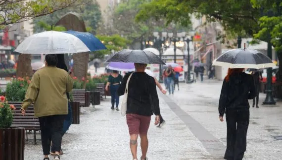 Ciclone avança e eleva riscos para temporal no Paraná. Curitiba pode ter muita chuva