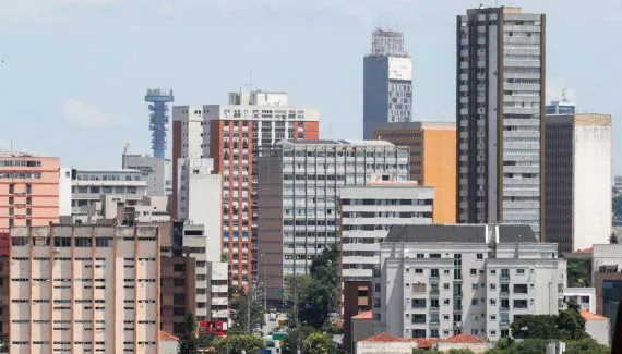 IPTU de Curitiba ficará mais caro a partir de 2026; Câmara aprova revisão da PGV