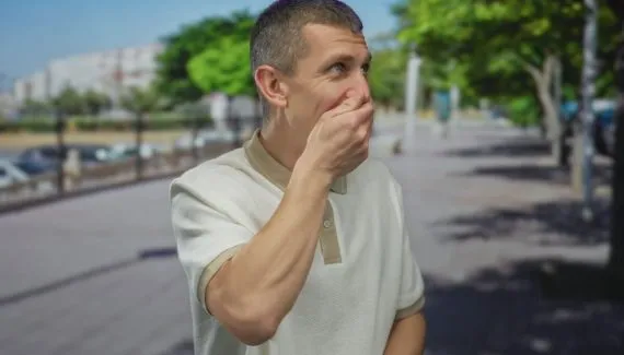 Arroto frequente: 6 possíveis causas e quando procurar um médico