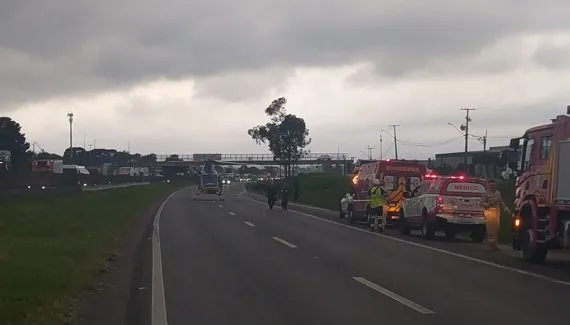 Motociclista é socorrido de helicóptero após acidente no Contorno Leste