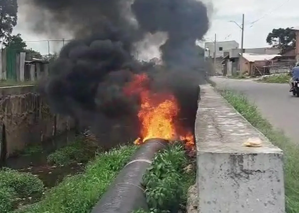 Incêndio no Parolin, em Curitiba, provoca muita fumaça preta