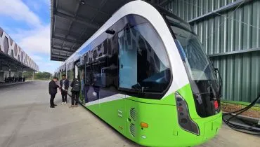 Com capacidade para transportar 280 pessoas por viagem, o veículo de 30 metros de comprimento conta com ar-condicionado e operação bidirecional