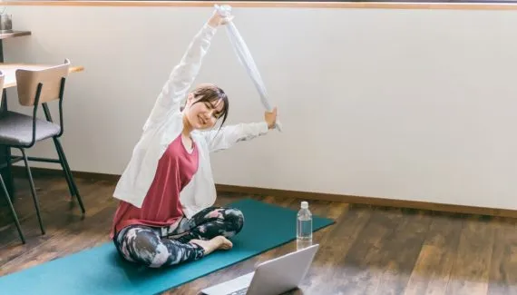 Pilates nas férias: 3 exercícios simples com miniband e toalha