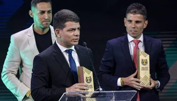 Árbitro curitibano é eleito melhor assistente do Brasileirão 2025
