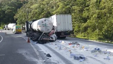 Imagem mostra caminhões acidentados em uma estrada