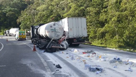 BR-376 interditada após acidente gravíssimo envolvendo caminhão com ácido