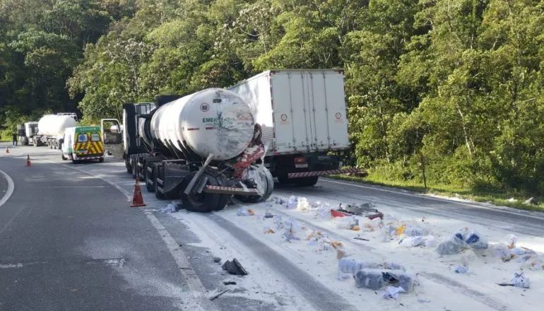 BR-376 interditada após acidente gravíssimo envolvendo caminhão com ácido