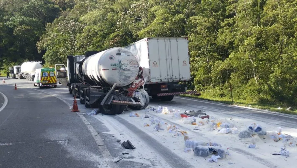 Imagem mostra caminhões acidentados em uma estrada