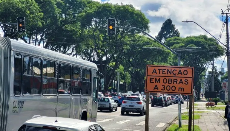 Imagem mostra transito intenso em Curitiba.