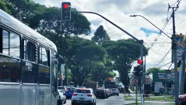 Trânsito caótico em importante avenida de Curitiba é teste de paciência. Até quando?