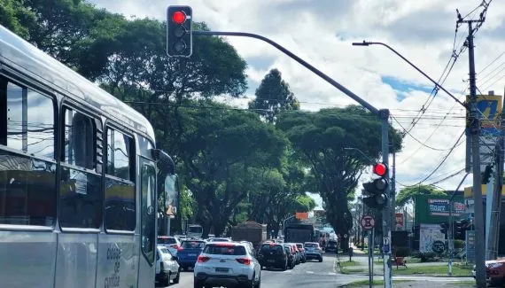 Trânsito caótico em importante avenida de Curitiba é teste de paciência. Até quando?