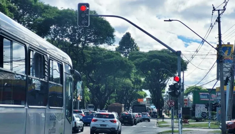 Trânsito caótico em importante avenida de Curitiba é teste de paciência. Até quando?