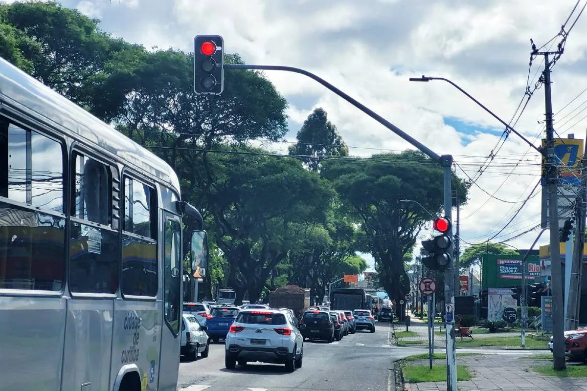 Avenida em Curitiba é reflexo de trânsito intenso a qualquer hora do dia por causa das obras no Complexo do Tarumã.