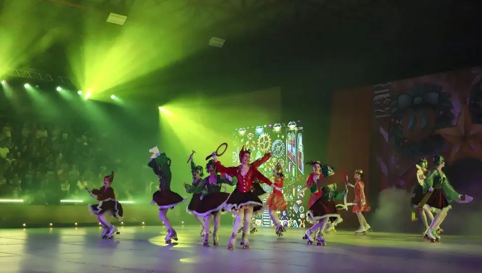 Estreia do espetáculo de patinação Estrelas do Natal na Praça Osvaldo Cruz