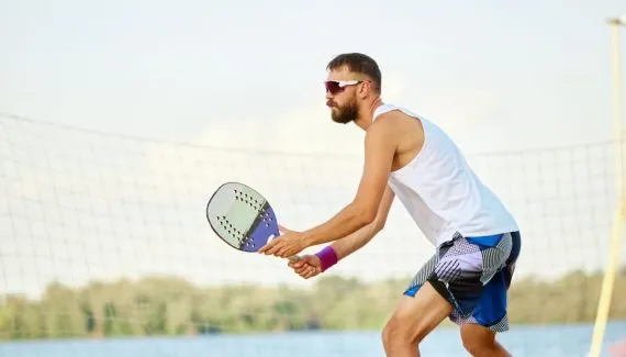 Beach tennis: 5 dicas para reduzir o risco de lesões