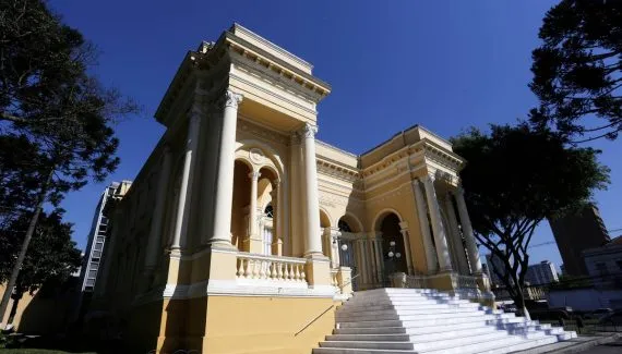 Novo/PL vira o maior bloco da Câmara de Curitiba após janela partidária