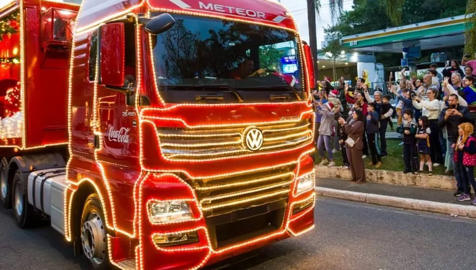 Imagem mostra o caminhão da Coca Cola enfeitado para o Natal.