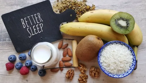 Alimentos para dormir melhor: 10 opções leves para consumir à noite