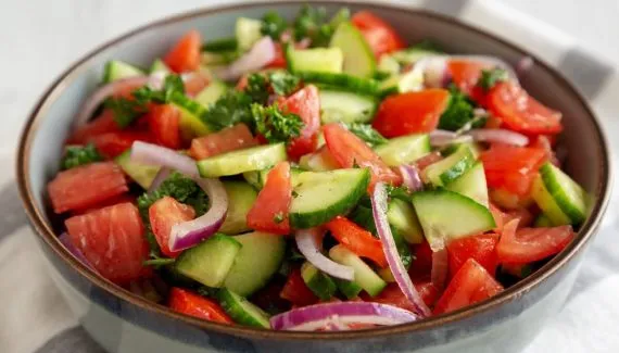 7 saladas para ajudar a combater o inchaço