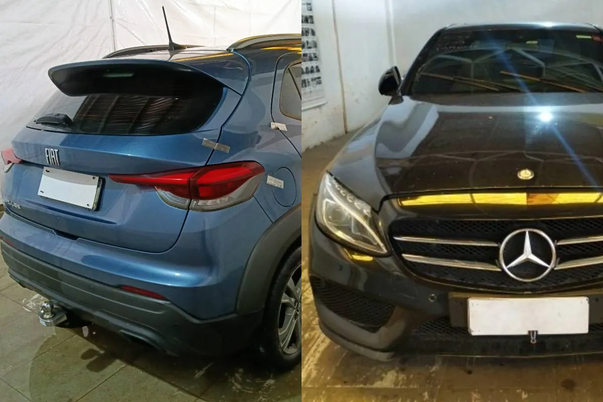 Imagem mostra dois carros em uma montagem. O da esquerda está de ré, mostrando a parte de trás de um Fiat Pulse Azul. E o outro é uma Mercedes preta que está de frente.