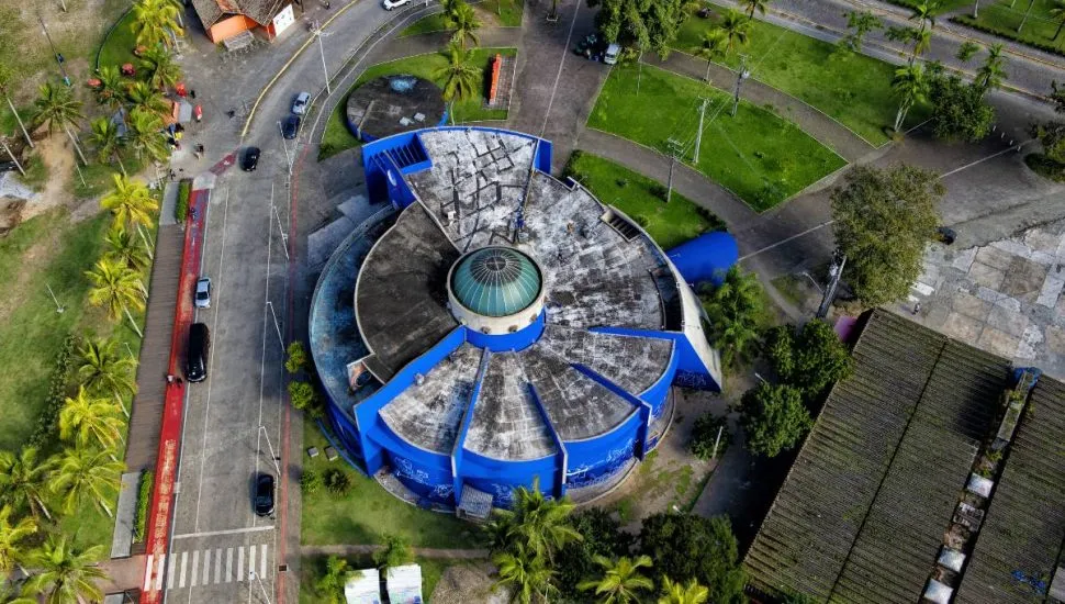 Imagem mostra o prédio de um aquário visto por cima, semelhante a uma concha