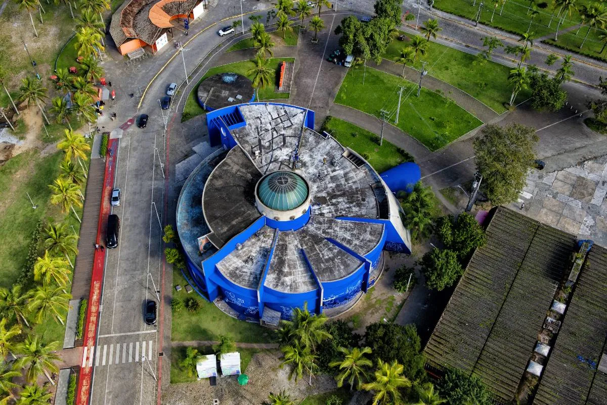 Imagem mostra o prédio de um aquário visto por cima, semelhante a uma concha