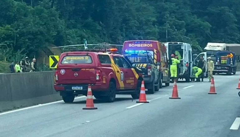 Acidente na BR-277 envolve moto da PM: vítima grave e helicóptero na pista