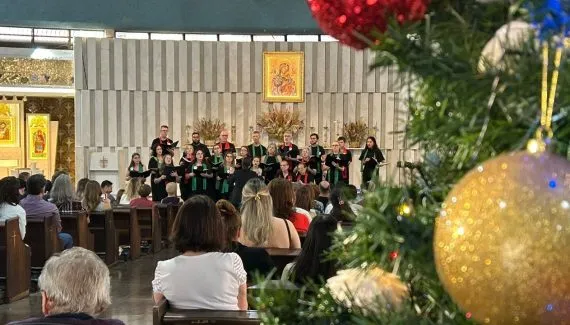 Santuário de Curitiba faz show de Natal com voz, sax e piano