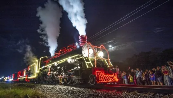 Bar de Curitiba transforma espera por trem histórico em festa natalina