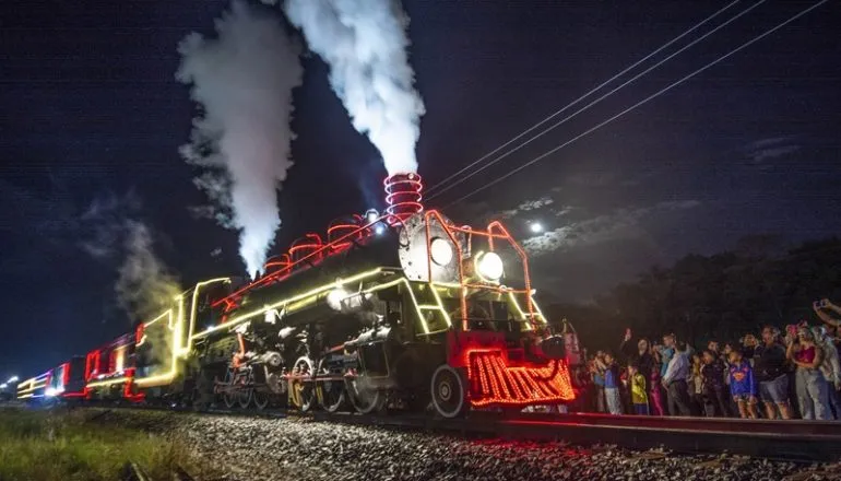 Bar de Curitiba transforma espera por trem histórico em festa natalina