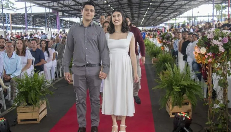 403 casais selam união em casamento coletivo em Curitiba