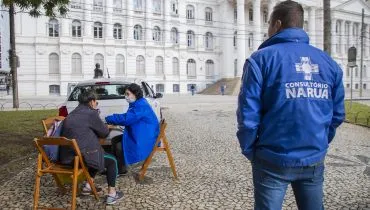 Consultório na Rua atende na Praça Santos Andrade nesta segunda