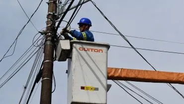 Semana começa com falta de luz para centenas de imóveis em Curitiba