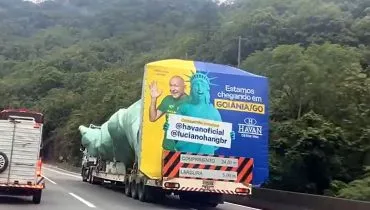 Símbolo de rede de lojas famosa, carga inusitada é flagrada na BR-376 no Paraná