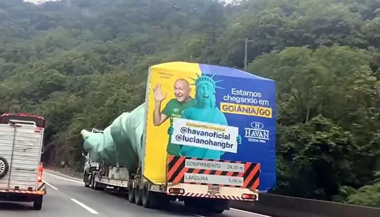 Símbolo de rede de lojas famosa, carga inusitada é flagrada na BR-376 no Paraná