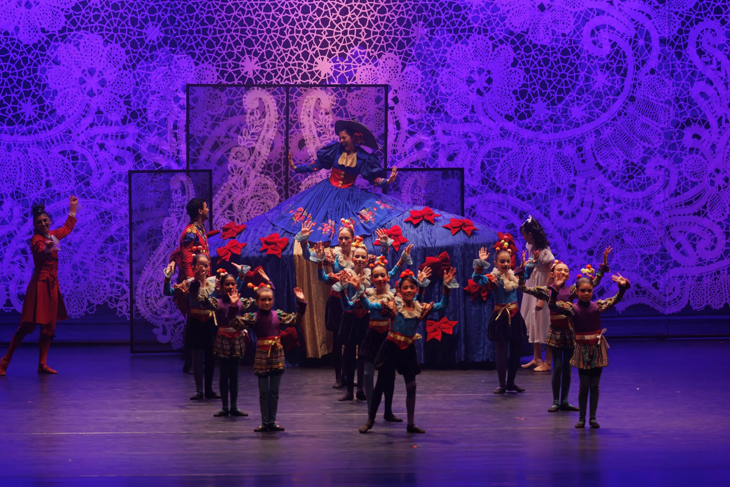 Quebra-Nozes lotado no Guairão: Espetáculo reúne 150 artistas em superprodução