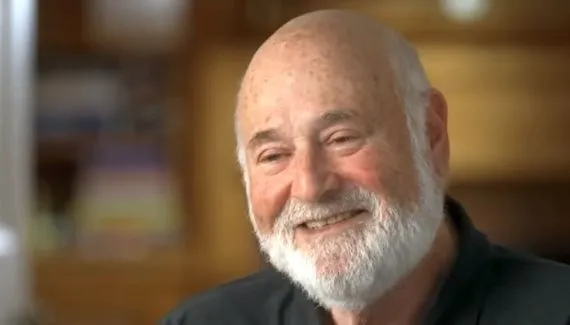 Diretor famoso de hollywood e esposa são encontrados mortos a facadas