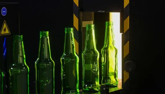 Vidro reciclado vira garrafa de cerveja em nova fábrica da Ambev no Paraná