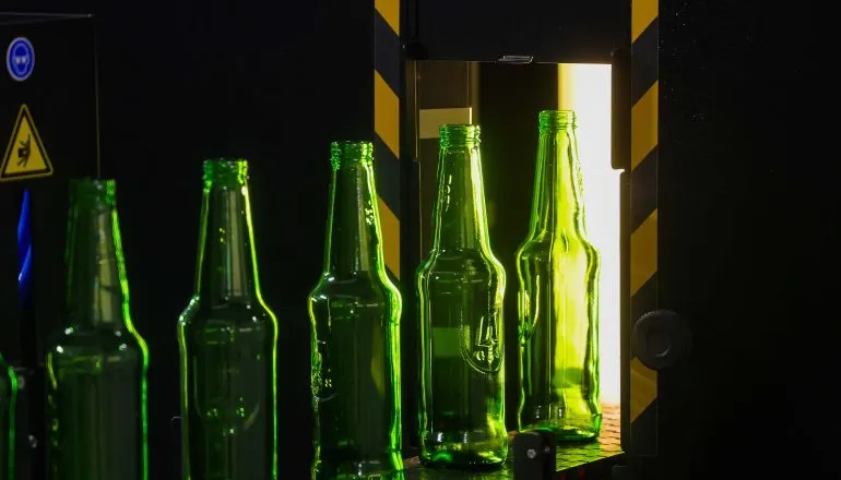 Vidro reciclado vira garrafa de cerveja em nova fábrica da Ambev no Paraná