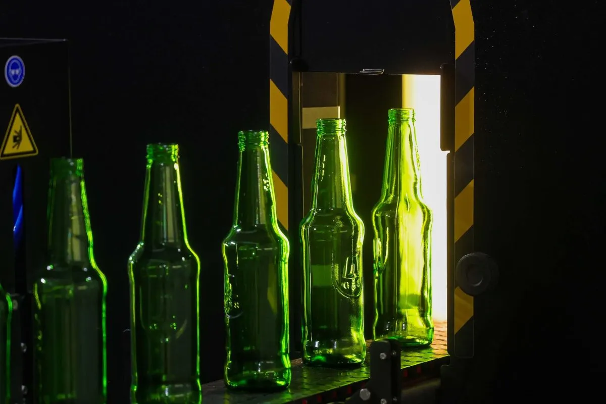 imagem mostra garrafas de cerveja produzidas em nova fábrica de vidros da ambev no paraná
