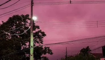 Céu de Curitiba ganha tons de rosa e roxo ao entardecer