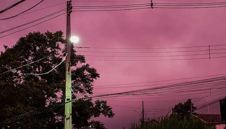 Céu rosa chama atenção em Curitiba e região; veja o que explica a coloração