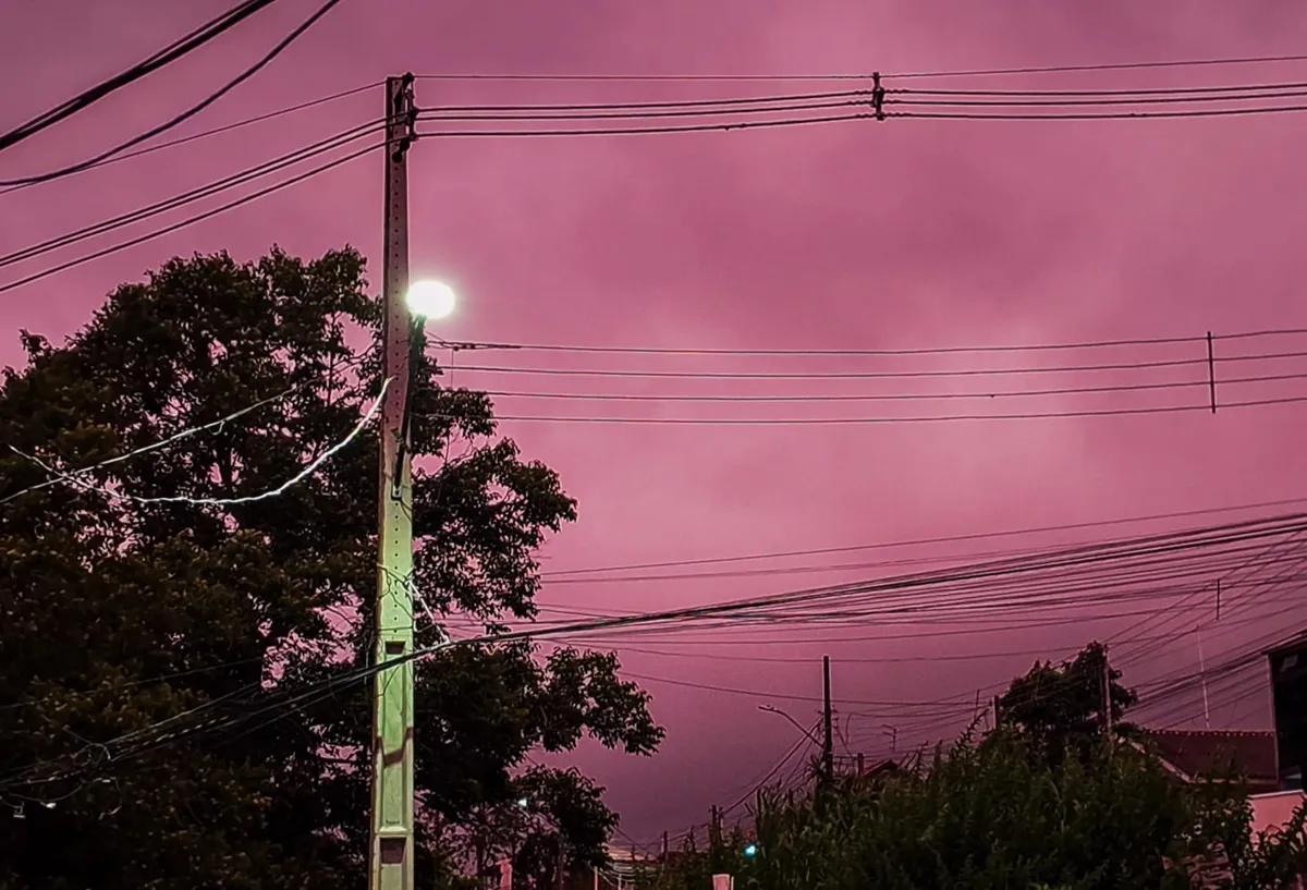 Céu de Curitiba ganha tons de rosa e roxo ao entardecer